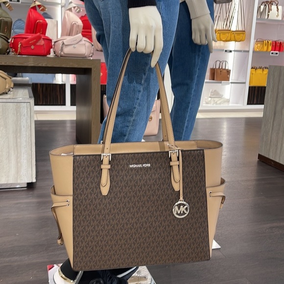MICHAEL KORS GILLY LARGE DRAWSTRING TRAVEL TOTE SIGNATURE Camel
NWT - Picture 3 of 16